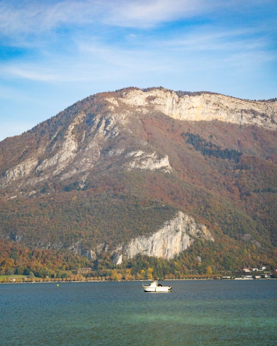 Aire aquatique moderne d'un grand camping familial près du lac d'Annecy, toboggans et bassins entourés de transats