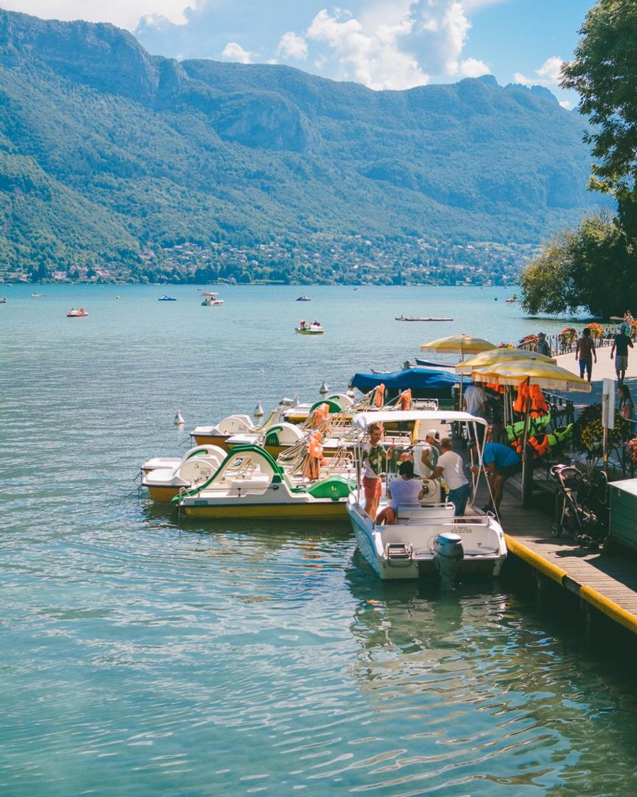 Bateau de promenade amarré à un ponton de bois sur le lac d'Annecy, passerelle abaissée