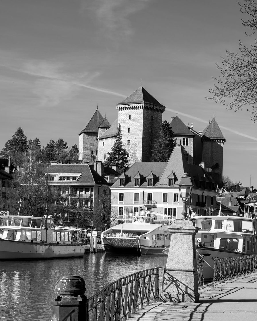 Vue depuis le Golf du Lac d'Annecy sur le château de Menthon-Saint-Bernard au bord du lac, greens en premier plan