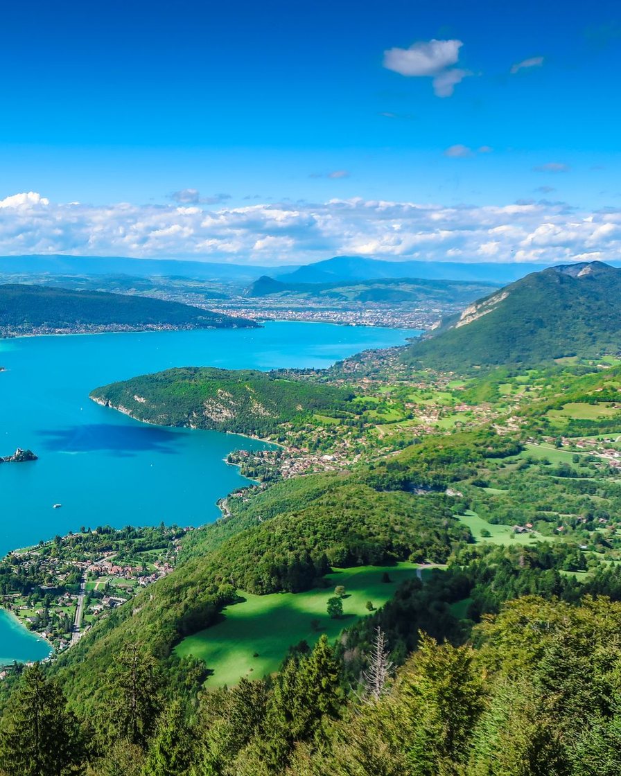 Green et drapeau du Golf du Lac d'Annecy à Talloires-Montmin, pelouse soignée avec le lac visible en contrebas