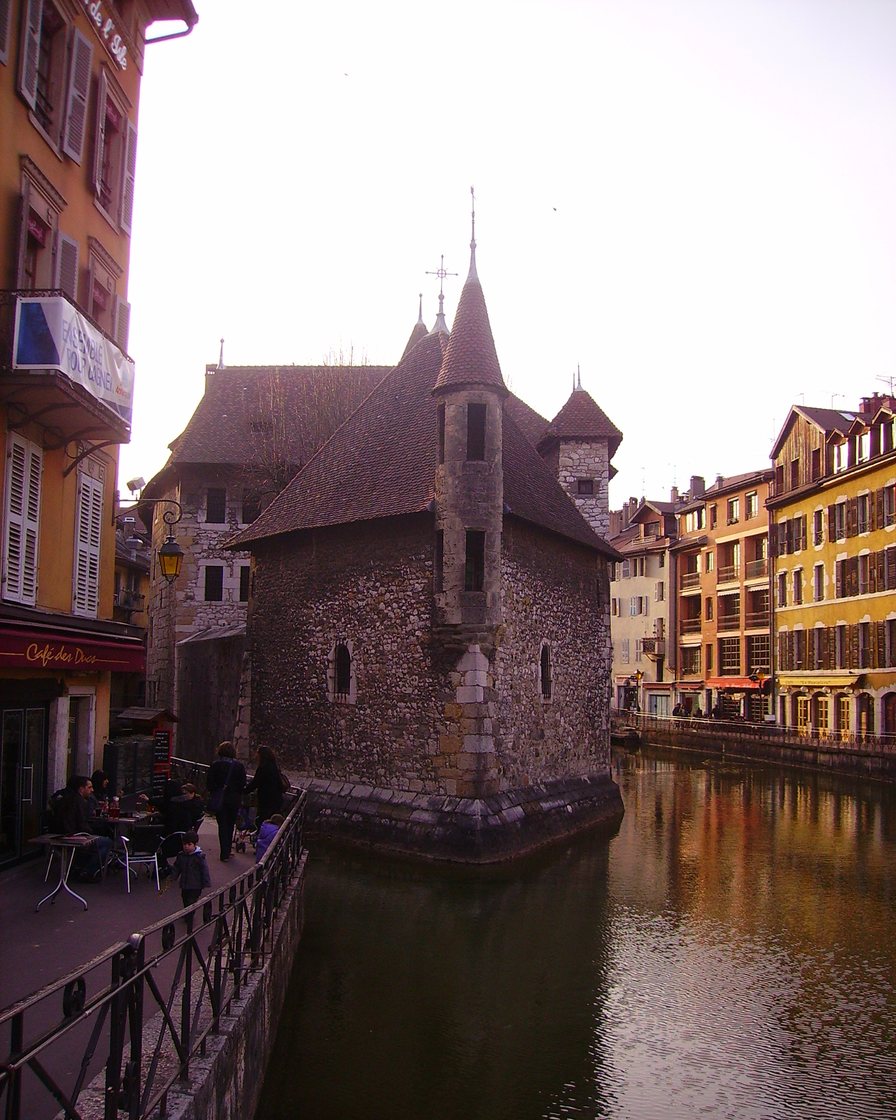 Le Palais de l'Île entouré des canaux du Thiou en vieille ville d'Annecy, silhouette triangulaire caractéristique