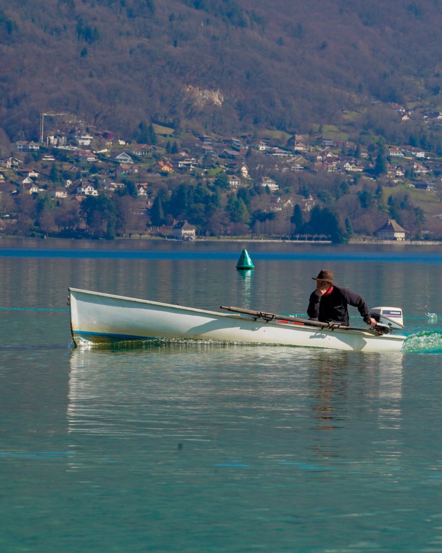 Le Pâquier au bord du lac d'Annecy transformé en village de course pour le marathon, stands et arche de départ