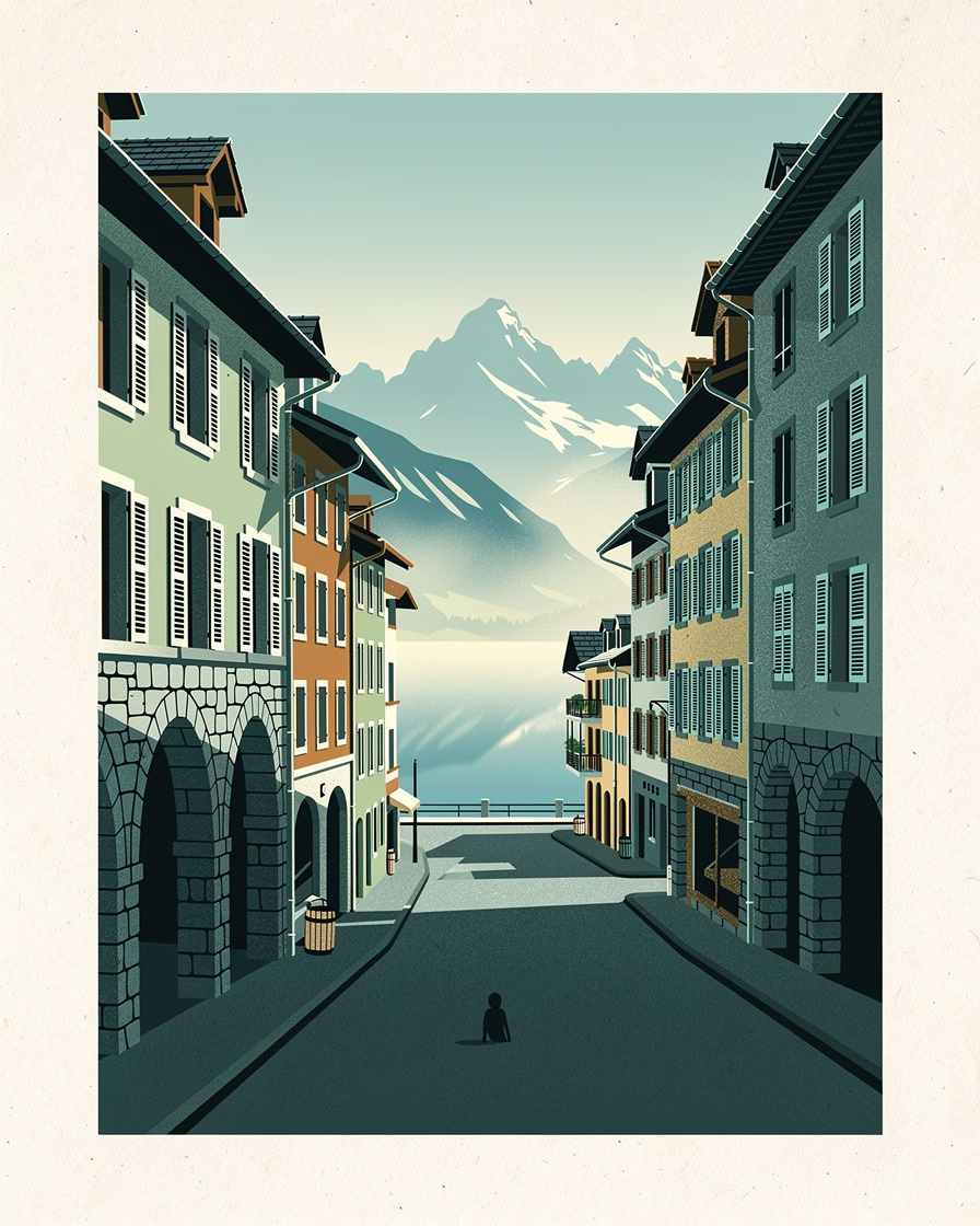 Façades d'hôtels et de résidences le long de la rive du lac d'Annecy, terrasses donnant sur l'eau, montagnes en arrière-plan