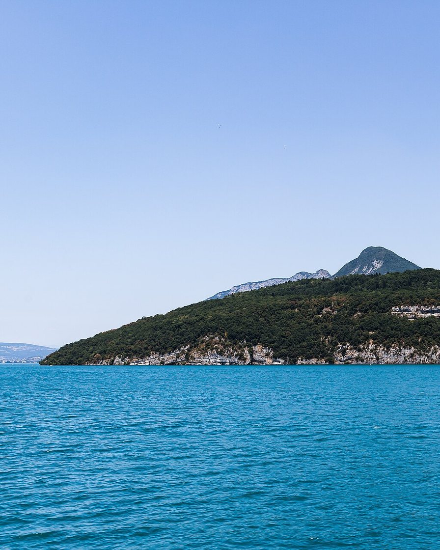 Le Roc de Chère, réserve naturelle boisée sur la rive est du lac d'Annecy, au niveau de l'étranglement entre le Grand Lac et le Petit Lac